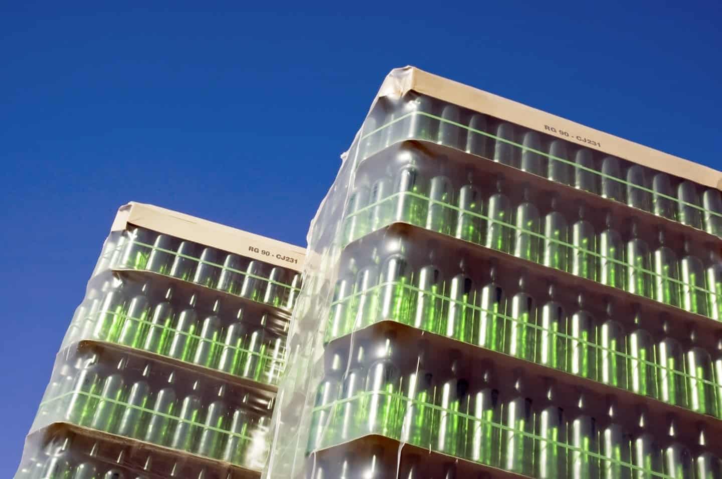 Palletised bottles separated by paperboard tier sheets
